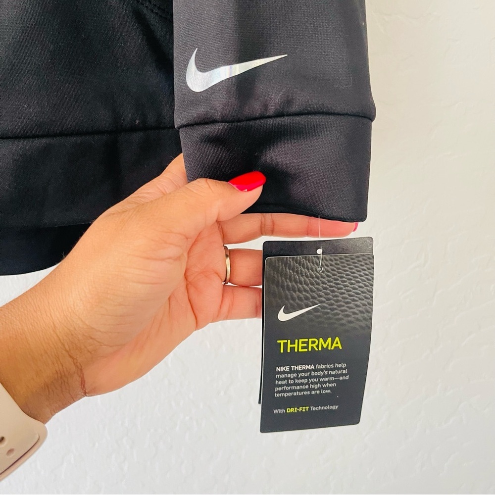 Nike | Girls Therma Black Sweatshirt with Silver Swoosh - Picture 4 of 6